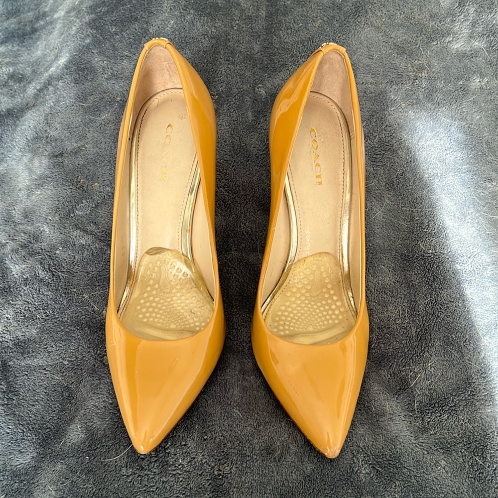 Nude Coach classic pump